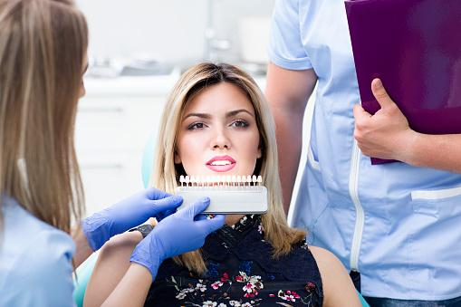 Five Advantages of Visiting a Cosmetic Dentist to Whiten Your Teeth